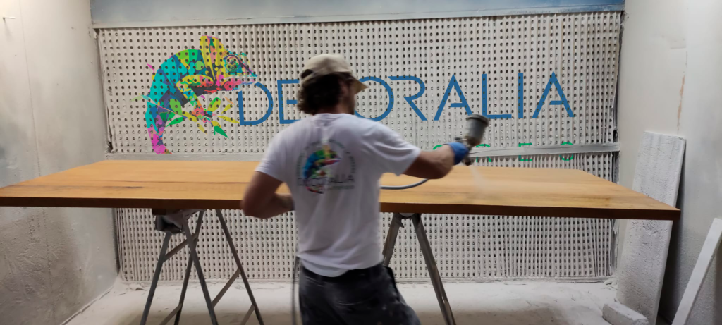 Cómoda antigua de madera antes de ser restaurada en Cádiz.