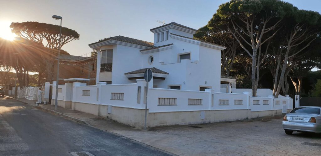 Decoralia Pintores aplicando microcemento en vivienda de Cádiz