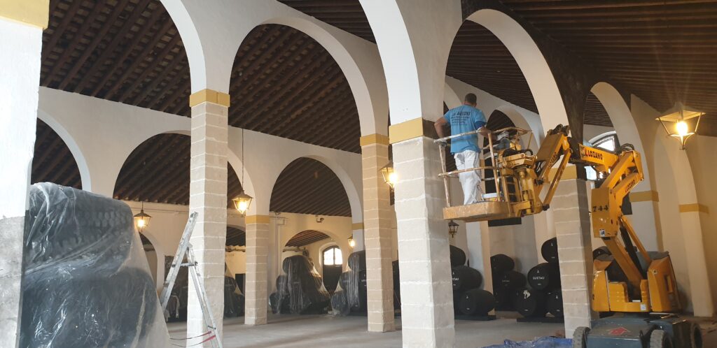 Pintores trabajando en el portal de una comunidad en San Fernando Cádiz
