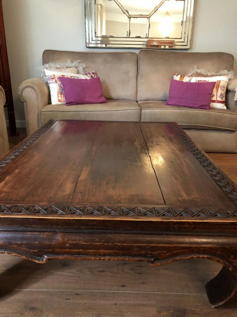 Tratamiento anti-carcoma en un mueble de madera rústico.