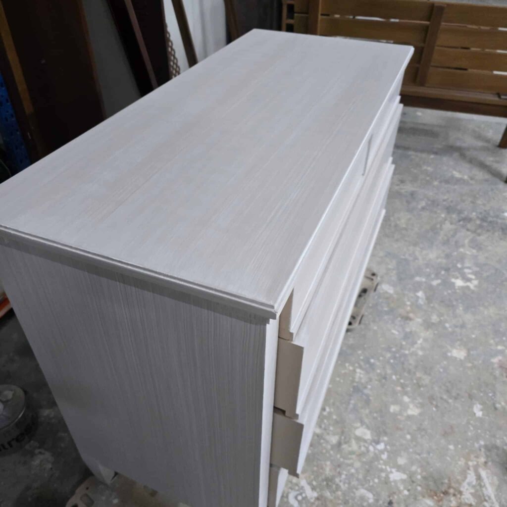 Proceso de lacado profesional de puertas en taller Decoralia