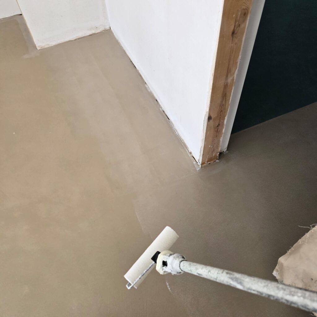 Reforma de baño con microcemento en Cádiz sin quitar azulejos