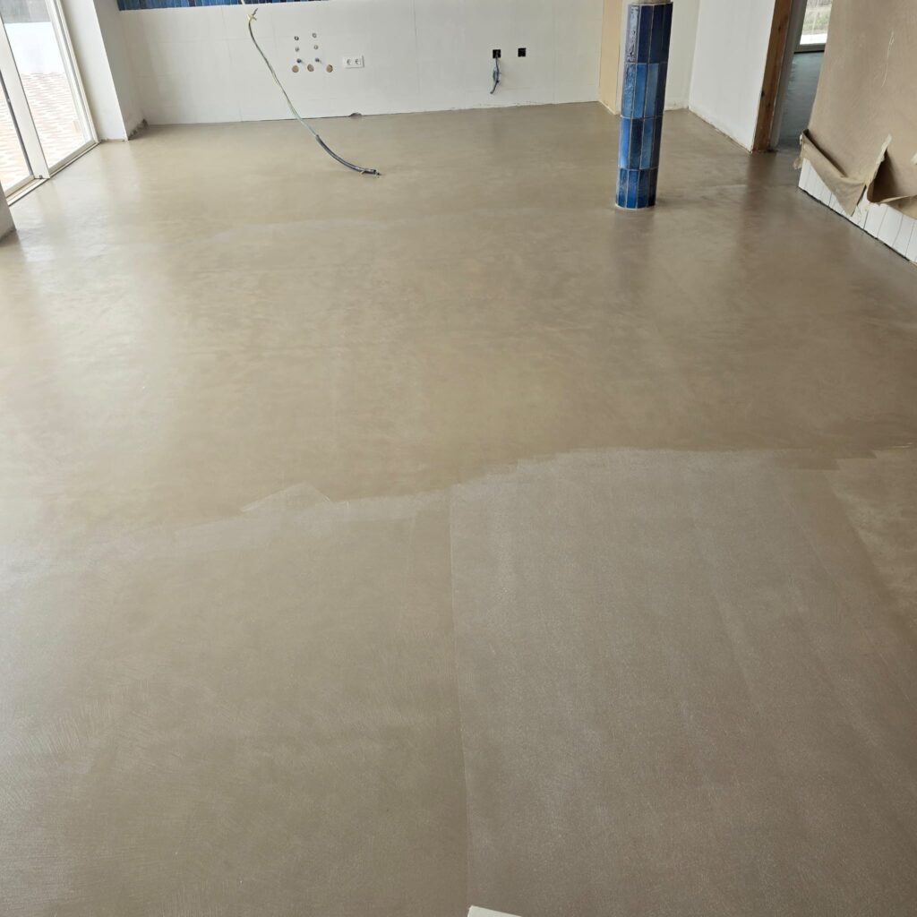 Cocina reformada con microcemento en Cádiz
