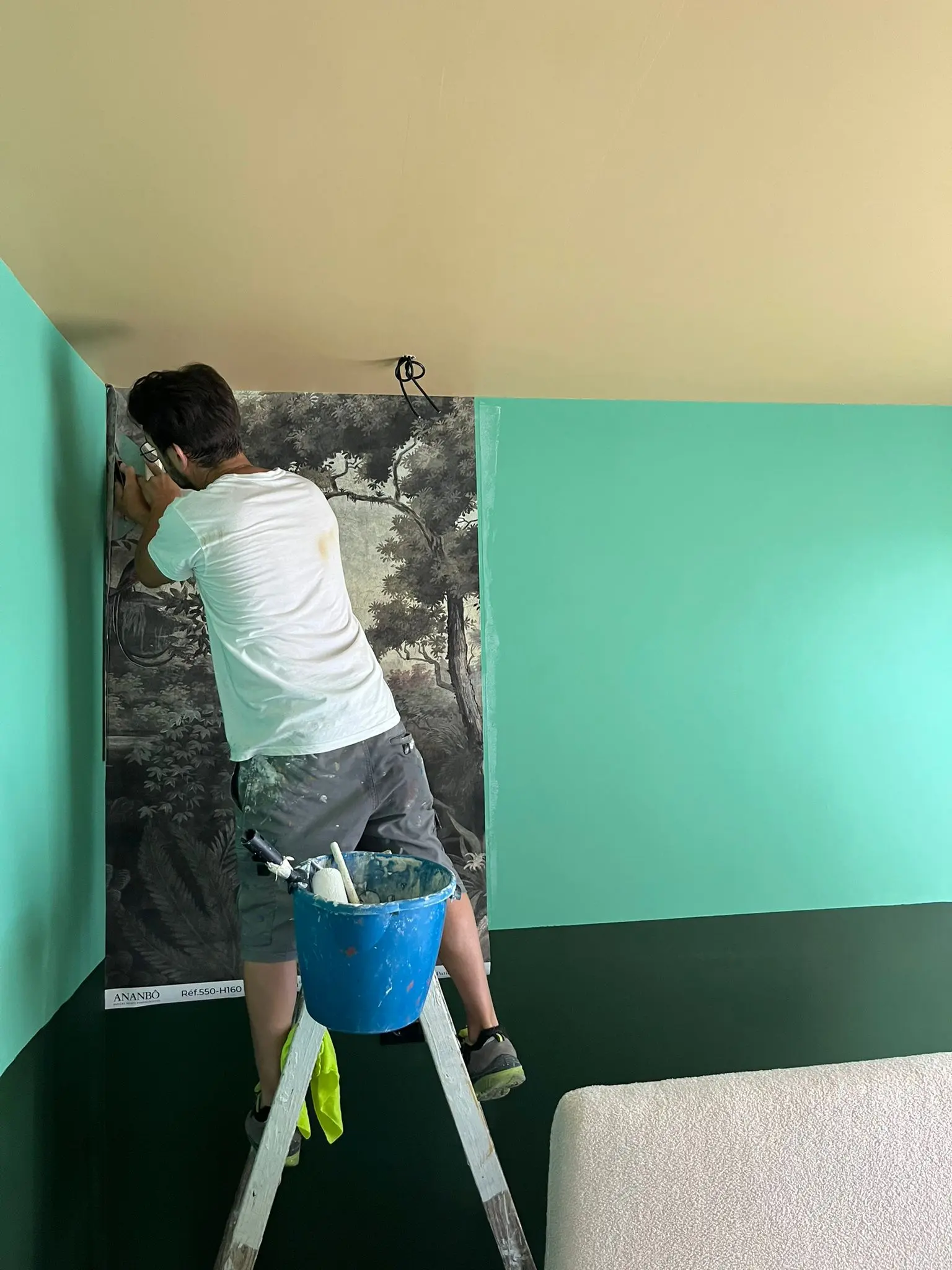Aplicación de papel pintado vinílico en cocina de Cádiz