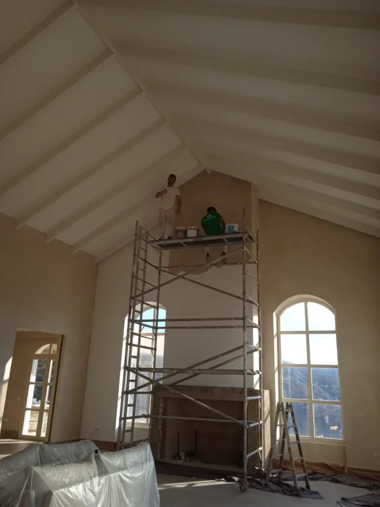 Muestra de colores para elegir pintura en comunidad de vecinos Cádiz